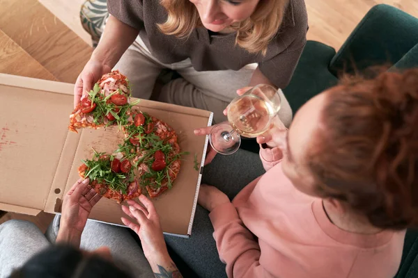 Πάνω Άποψη Της Πίτσας Που Τρώγεται Από Γυναίκες Φίλους — Φωτογραφία Αρχείου