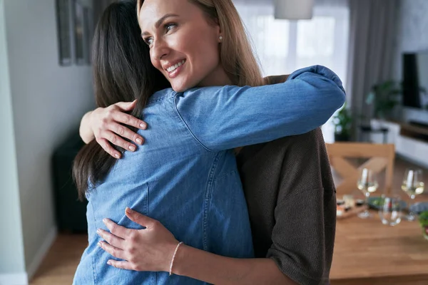 Duas Mulheres Caucasianas Abraçando Casa — Fotografia de Stock