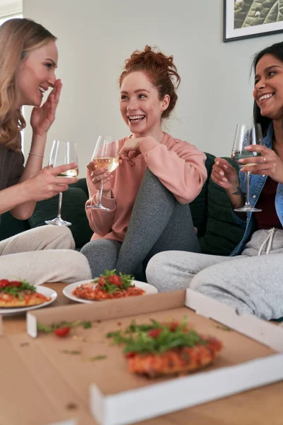 Kaukasiska Kvinnliga Vänner Äter Pizza Hemma Och Har Roligt — Stockfoto