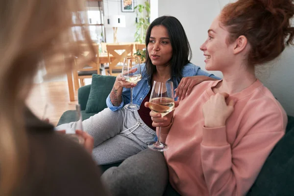 Três Amigas Caucasianas Conversando Bebendo Vinho Casa — Fotografia de Stock