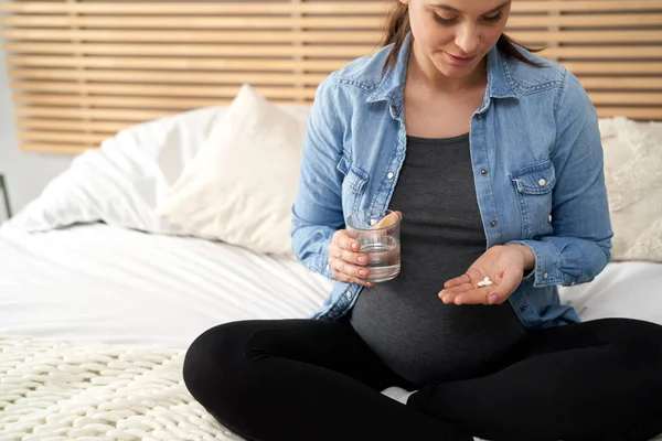 Mujer Embarazada Caucásica Punto Tomar Una Píldora Beber Agua —  Fotos de Stock