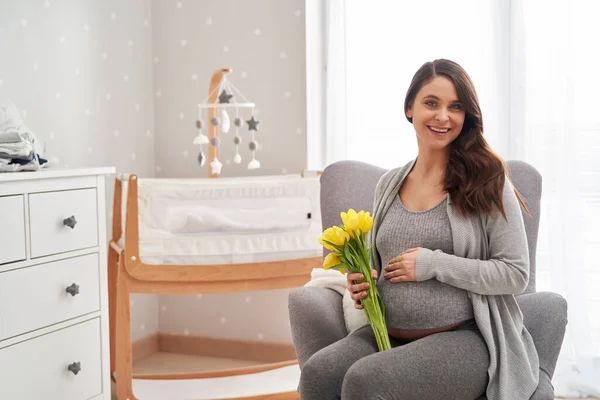 Retrato Mujer Caucásica Embarazo Avanzado Sosteniendo Tulipanes Amarillos — Foto de Stock