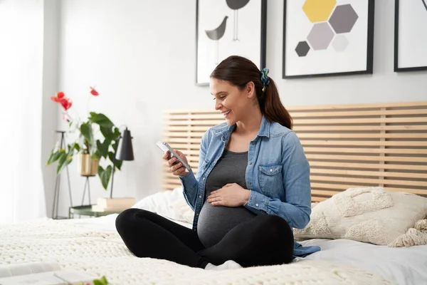 Mujer Caucásica Embarazo Avanzado Con Teléfono Móvil Casa —  Fotos de Stock