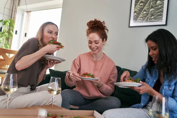 Pizza Eaten Three Caucasian Female Friends — Stock Photo, Image