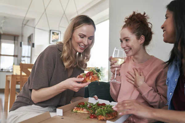 Kaukasiska Kvinnliga Vänner Äter Pizza Hemma Och Har Roligt — Stockfoto