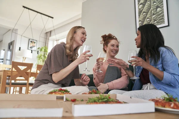 Tre Kvinnliga Kaukasiska Vänner Chattar Och Dricker Vin Hemma — Stockfoto