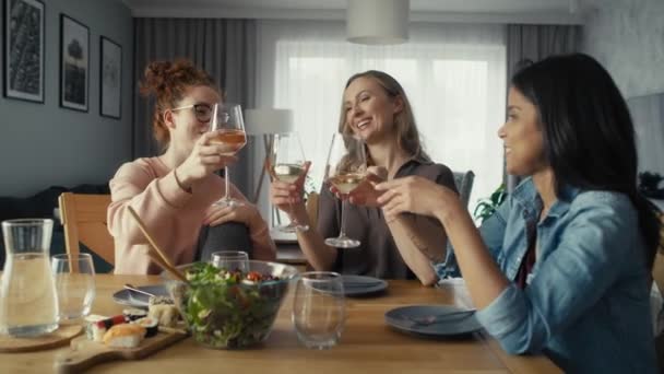 Tre Amiche Caucasiche Che Chiacchierano Bevono Vino Casa Girato Con — Video Stock