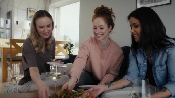 Deliciosa Pizza Que Comen Tres Amigas Caucásicas Casa Fotografía Con — Vídeos de Stock