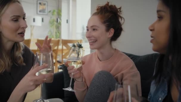 Drie Blanke Gemengde Racevrienden Zitten Bank Kletsen Wijn Drinken Opgenomen — Stockvideo