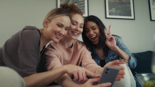 Tres Mejores Amigos Caucásicos Divirtiéndose Mientras Toman Selfie Sofá Fotografía — Vídeo de stock