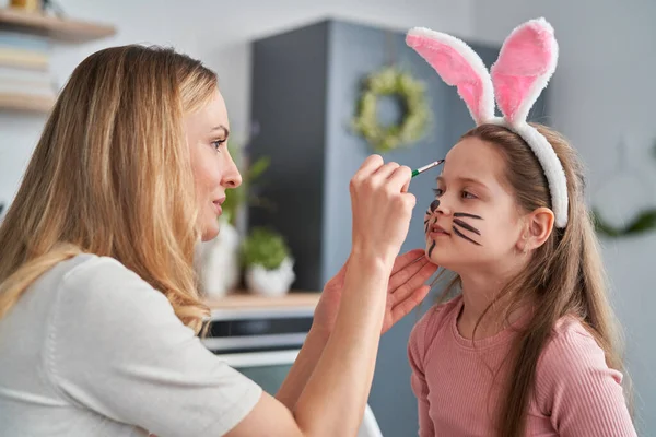 Caucásica Madre Hija Pintando Conejo Pascua Cara Chica —  Fotos de Stock