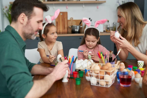 Šťastné Kavkazské Rodiny Čtyř Lidí Zdobí Velikonoční Vajíčka Doma — Stock fotografie