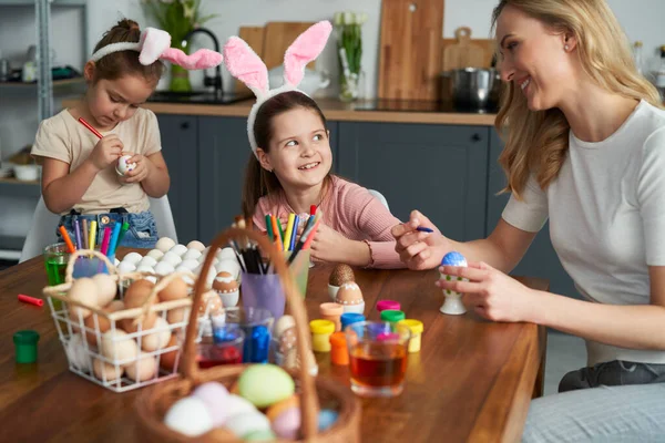 Feliz Familia Caucásica Cuatro Personas Decora Huevos Pascua Casa — Foto de Stock