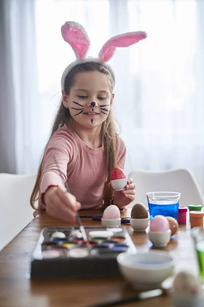 Caucásico Chica Decorando Huevos Pascua Cocina Doméstica —  Fotos de Stock