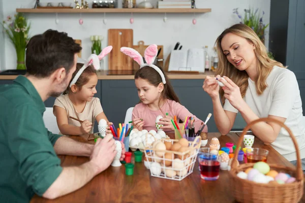 Feliz Familia Caucásica Cuatro Personas Decora Huevos Pascua Casa — Foto de Stock