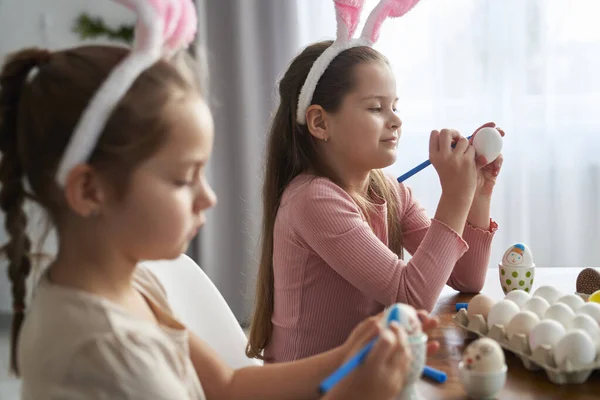 Side View Caucasian Girl Decorating Easter Eggs Domestic Kitchen — Stock Photo, Image