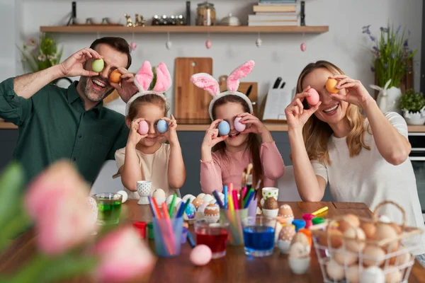 Retrato Familia Caucásica Juguetona Cubriendo Los Ojos Con Huevos Pascua —  Fotos de Stock