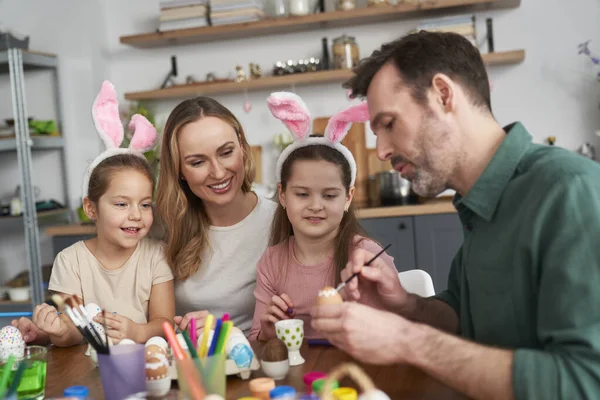 Χαρούμενη Καυκάσια Οικογένεια Τεσσάρων Ατόμων Διακοσμεί Πασχαλινά Αυγά Στο Σπίτι — Φωτογραφία Αρχείου