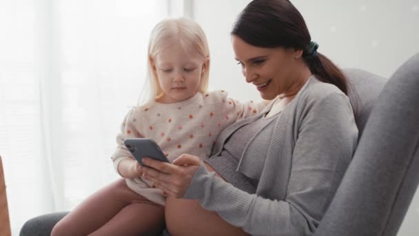 Fehér Előrehaladott Terhességgel Általános Korú Lánya Mobiltelefont Használ Otthon Lövés — Stock videók