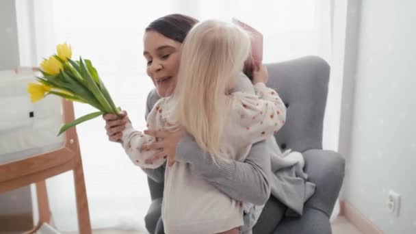 Lkokul Öğrencisi Kız Annesine Çiçek Vermek Üzere Kırmızı Helyum Kamerayla — Stok video