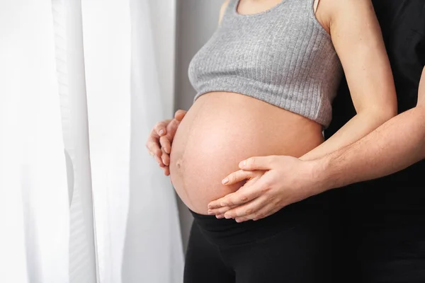 Detalhe Mãe Gravidez Avançada Futuro Pai Tocando Abdômen — Fotografia de Stock