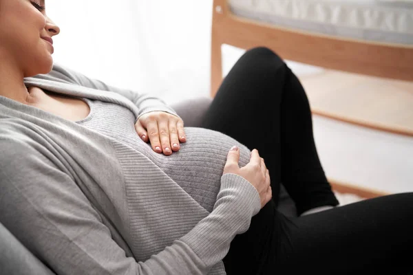 Kaukasierin Fortgeschrittener Schwangerschaft Legt Sich Den Sessel Und Entspannt — Stockfoto