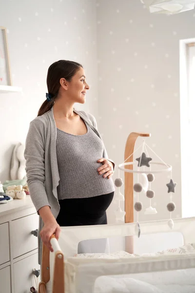 Mulher Caucasiana Gravidez Avançada Quarto Bebê Lado Berço Olhando Para — Fotografia de Stock
