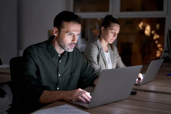 Lavoratori Caucasici Che Lavorano Fino Tardi Ufficio — Foto Stock