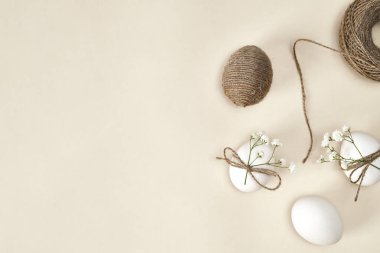 Parlak arkaplandaki doğal paskalya yumurtalarının tam üstünde. 