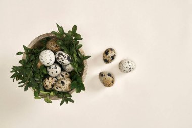 Paskalya yumurtalarının tam üstünde. 