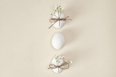 Doğal paskalya yumurtalarının tam üstünde. 