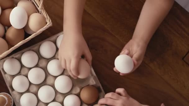 Вид Зверху Дитячих Рук Розставляють Великодні Яйця Столі Знімок Гелієвою — стокове відео