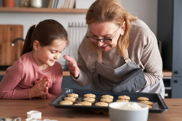 Grandmother Granddaughter Bake Cookies Together Kitchen — Stock Photo, Image