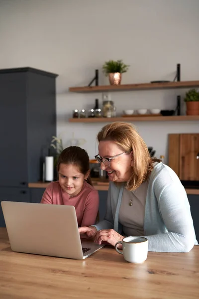 Großmutter Und Ihre Enkelin Benutzen Laptop Küche — Stockfoto