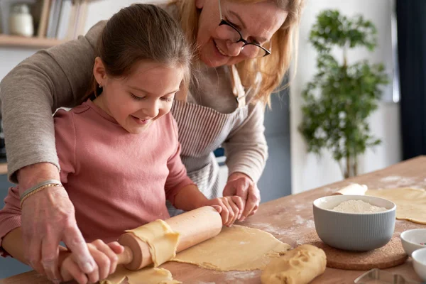 Kavkazský Babičky Pomoci Její Vnučka Péct Cookies — Stock fotografie