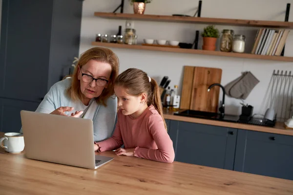 Caucasian Grandmother Her Granddaughter Using Laptop Together Home — Stock Photo, Image