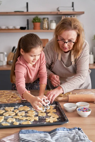 Fehér Nagymama Segít Unokájának Sütit Sütni — Stock Fotó
