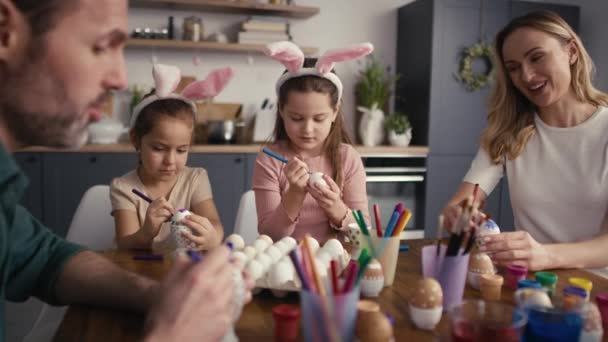 Famille Caucasienne Quatre Personnes Bavardant Décorant Des Œufs Pâques Maison — Video