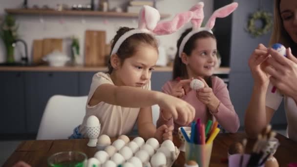 Zoom Kaukaskiej Rodziny Czworga Ludzi Rozmawiających Dekorujących Wielkanocne Jajka Domowej — Wideo stockowe