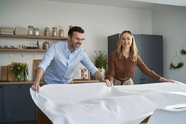 Kaukasiska Par Äggbord Med Vit Duk — Stockfoto