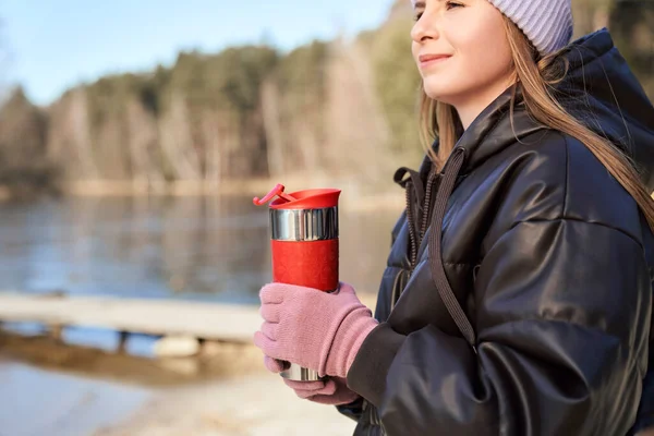 Blonde Kaukasische Frau Trinkt Winter Morgens Freien Heißen Tee — Stockfoto