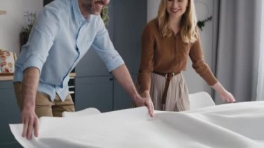 Beyaz bir masa örtüsü olan beyaz bir çift. 8K 'da kırmızı helyum kamerayla çekildi.. 