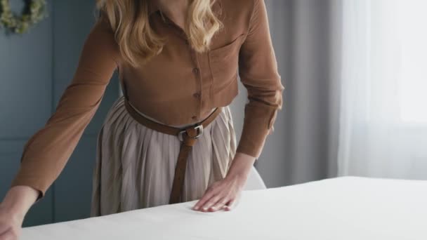 Mujer Caucásica Que Pone Mantel Blanco Sobre Mesa Fotografía Con — Vídeos de Stock