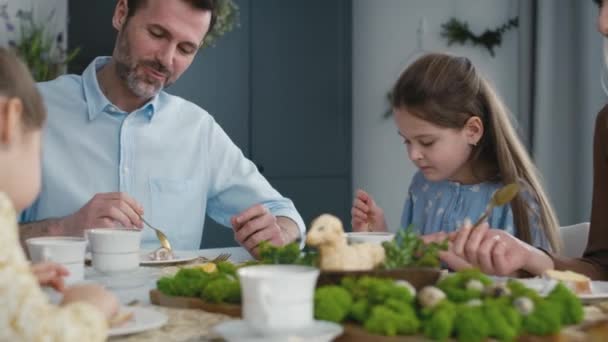 Famille Caucasienne Quatre Personnes Mangeant Gâteau Pâques Table Tourné Avec — Video