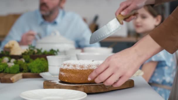 Felismerhetetlen Felvágja Húsvéti Torta Átadja Egy Darab Család Háttérben Lövés — Stock videók