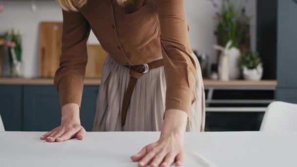 Blanke Vrouw Aan Tafel Met Een Wit Tafelkleed Opgenomen Met — Stockvideo