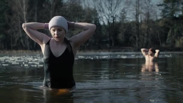 Couple Caucasien Nageant Dans Lac Gelé Tourné Avec Caméra Hélium — Video