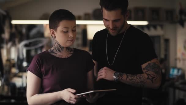 Twee Kaukasische Mensen Met Tattoo Discussie Nieuw Project Opgenomen Met — Stockvideo