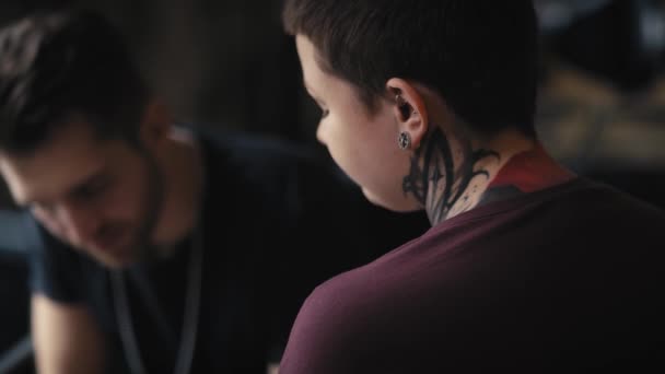 Vit Man Och Kvinna Diskuterar Nya Tatueringar Skjuten Med Red — Stockvideo