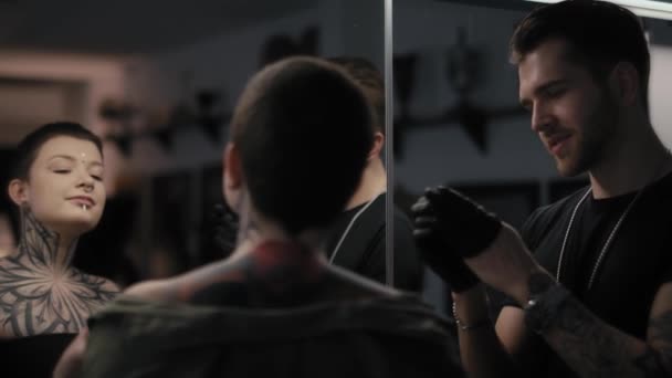 Καυκάσιος Άντρας Και Γυναίκα Ελέγχουν Πως Μοιάζει Τατουάζ Πυροβολήθηκε Κόκκινη — Αρχείο Βίντεο